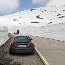Nufenen-Pass kalnu pārejā Šveicē, jūnija vidus
