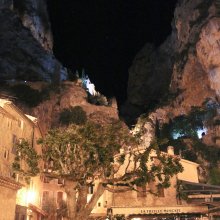 Moustiers-Sainte-Marie naktī, Francija