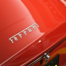 Emblēma uz klasiskā Ferrari 275 GTB
