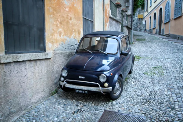 Fiat 500 kādā Menaggio ieliņā