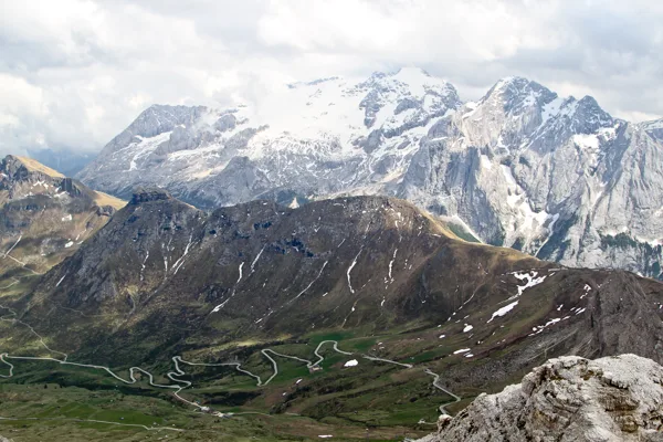 Skats no kādas virsotnes dolomītu Alpos