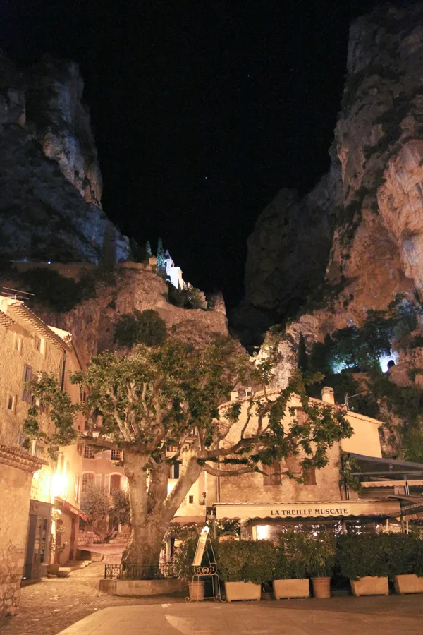 Moustiers-Sainte-Marie naktī, Francija