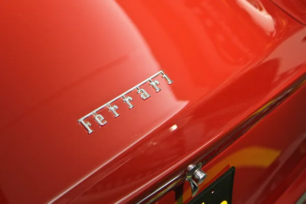 Emblēma uz klasiskā Ferrari 275 GTB